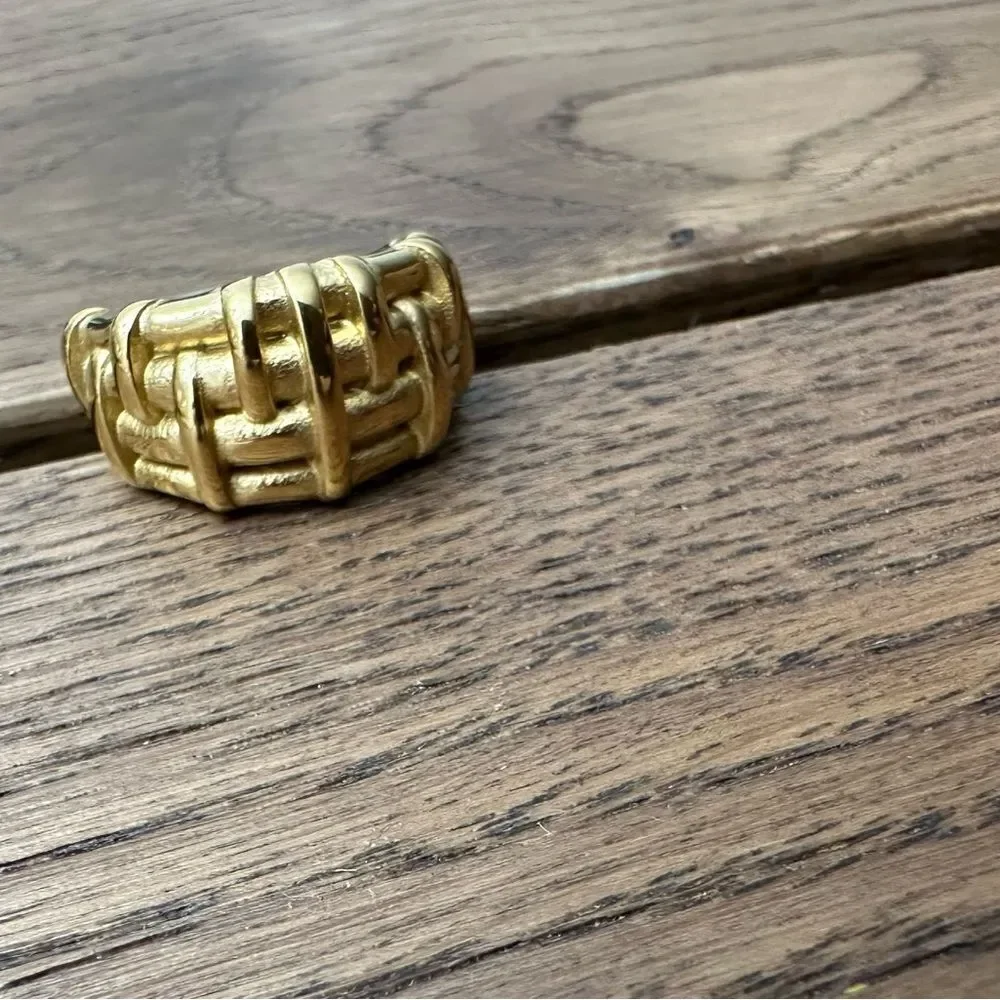 Textured metal ring
